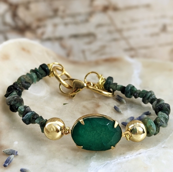 13 Carats Natural Emerald Chips And Centerpiece Bracelet - Picture 2 of 5